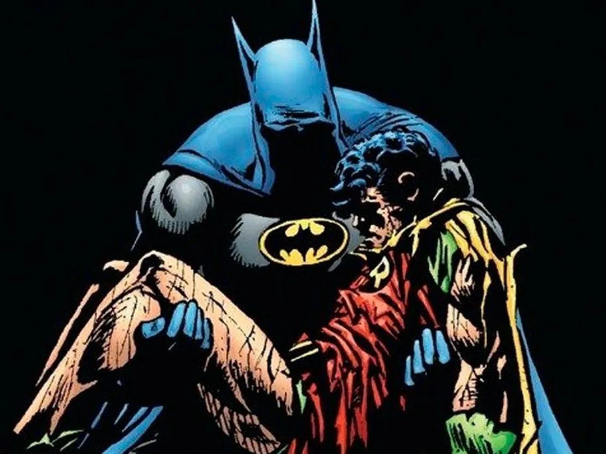Batman holding Robin's corpse in 'A Death in the Family'