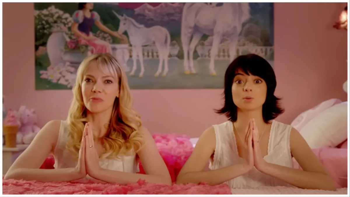 Riki Lindhome and Kate Micucci aka Garfunkel and Oates in the music video for "The Loophole".