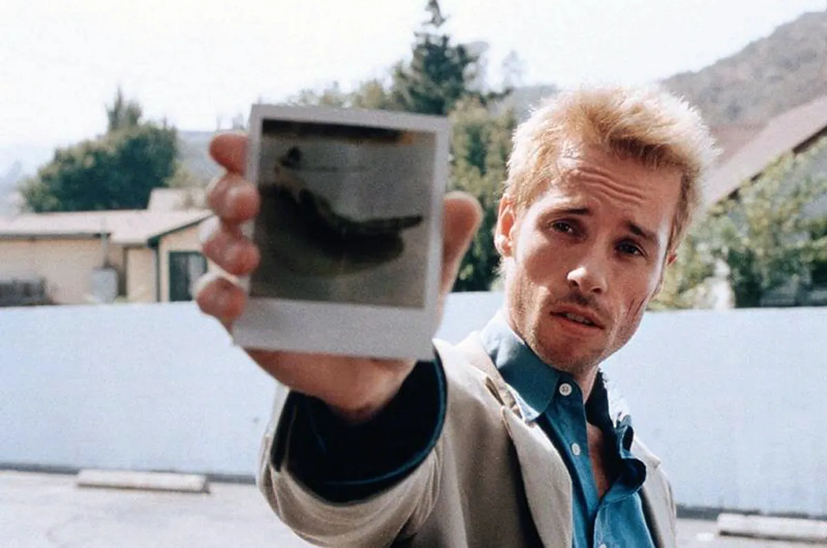 Guy Pierce holds up a polaroid picture in 'Memento'