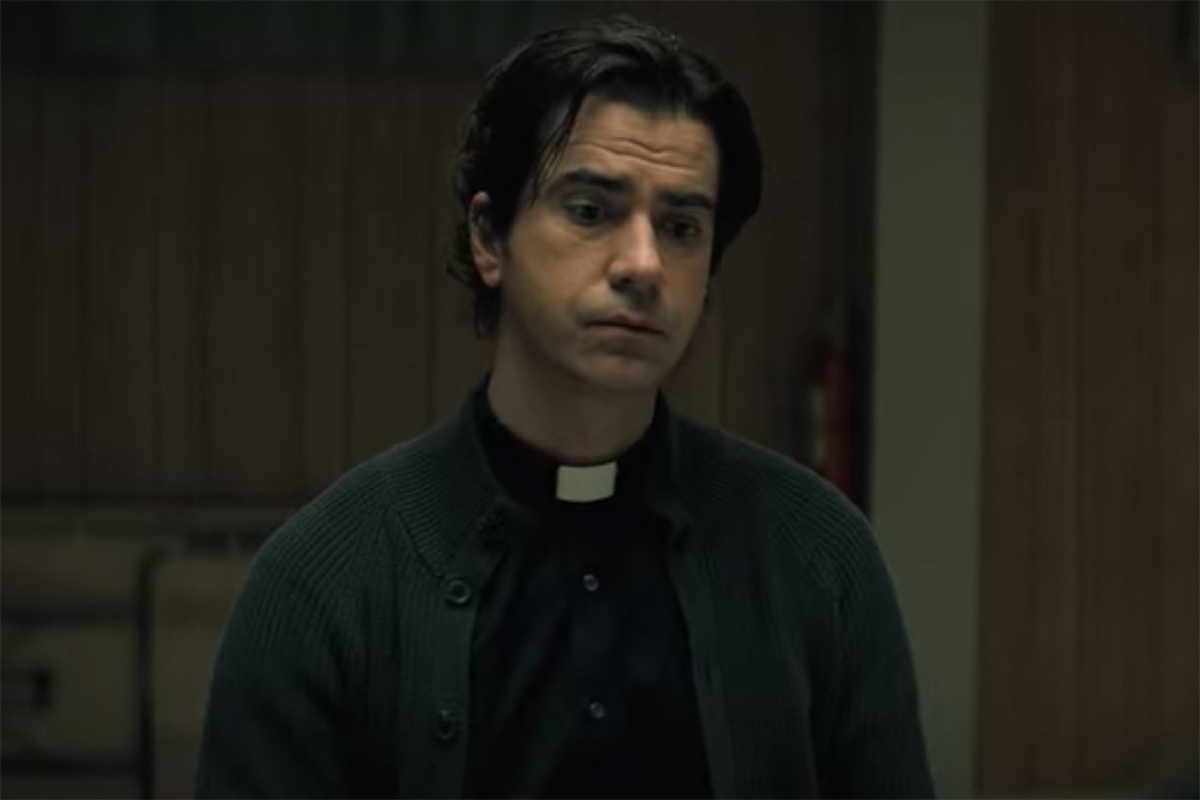 Hamish Linklater as Father Paul in Netflix's 'Midnight Mass'.