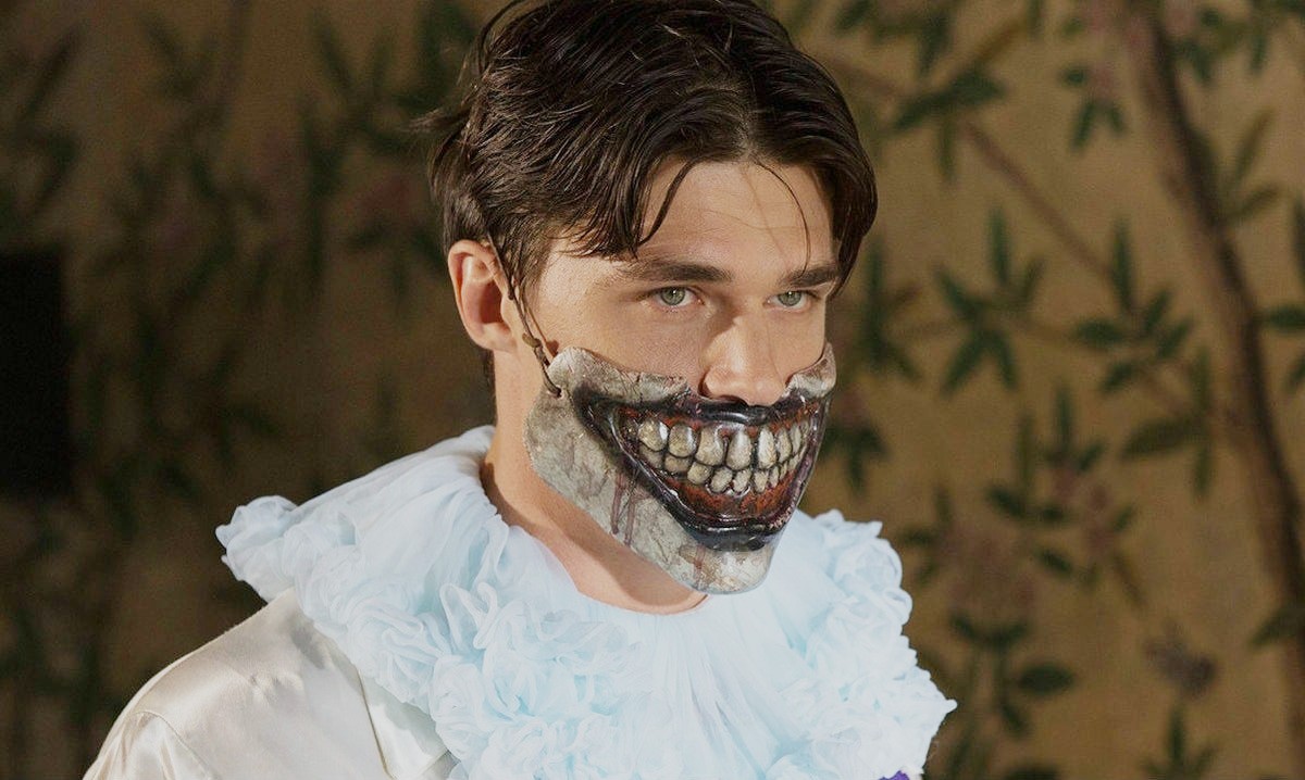 Dandy Mott (Finn Wittrock) wearing Twisty the clown's face mask in "American Horror Story: Freak Show"