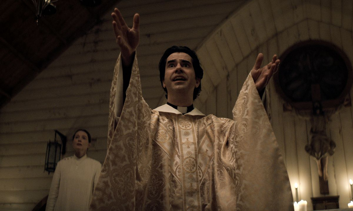 Father Paul Hill (Hamish Linklater) in the horror series 'Midnight Mass'