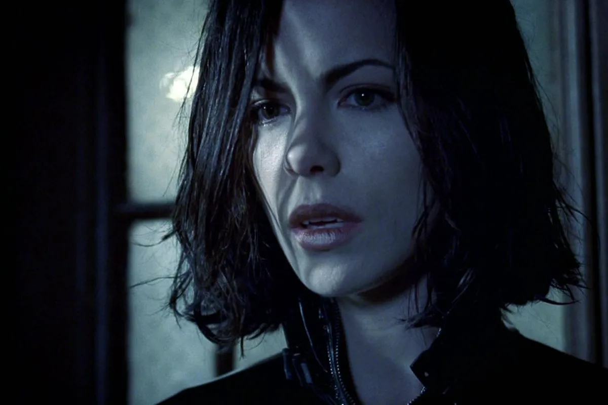 A creature hunter named Selene (Kate Beckinsale) looking confused in "Underworld"
