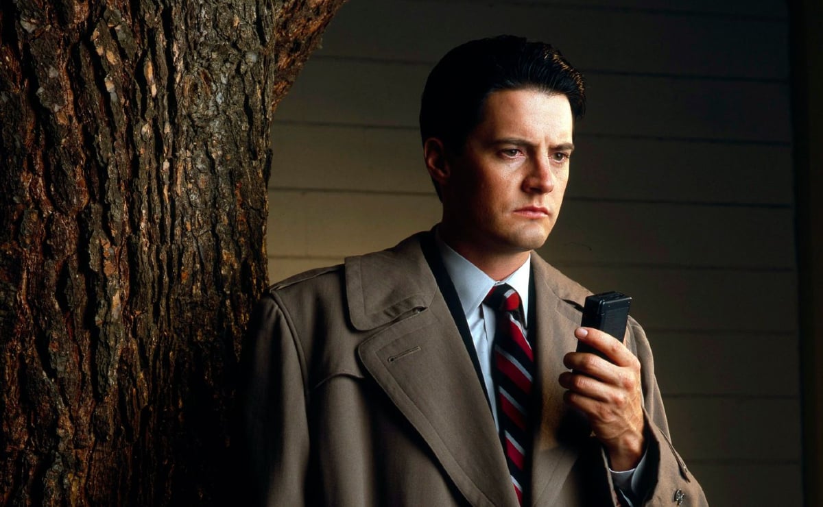 Agent Dale Cooper (Kyle MacLachlan) holds a voice recorder and looks concerned in a promo image for 'Twin Peaks'