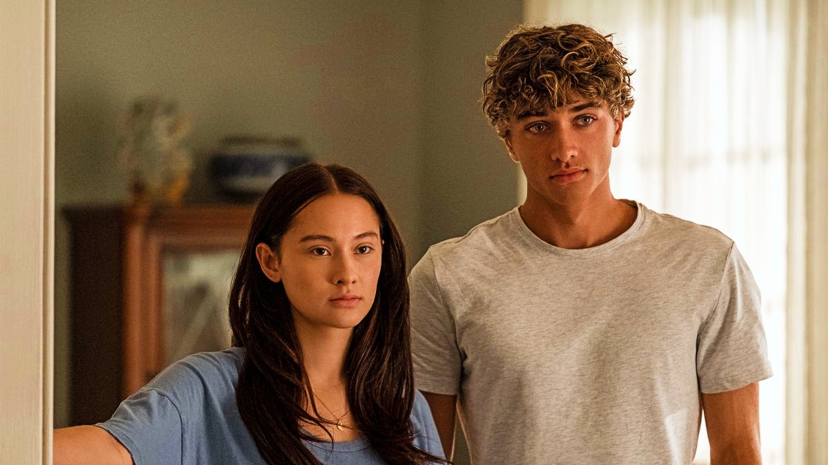 Lola Tung as Belly Conklin and Gavin Casalegno as Jeremiah Fisher in The Summer I Turned Pretty