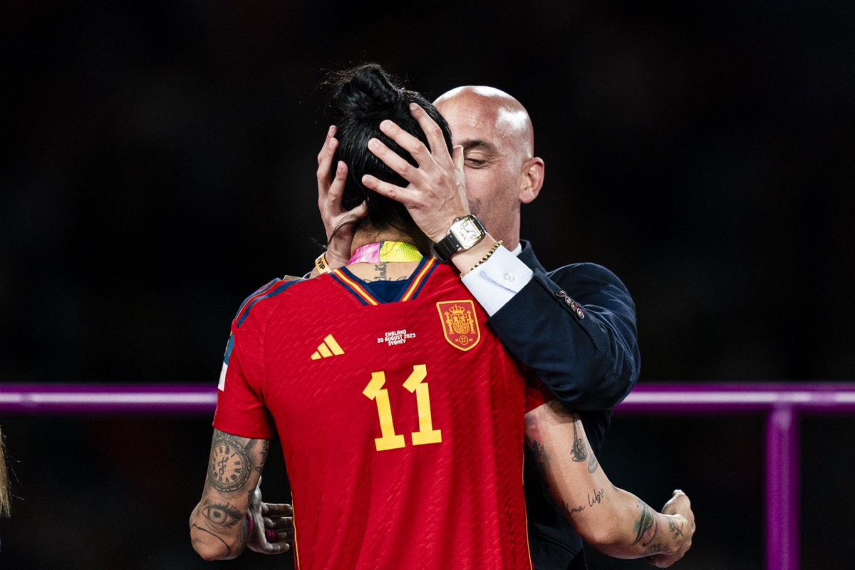 President of the Royal Spanish Football Federation Luis Rubiales (R) kisses Jennifer Hermoso of Spain (L) during the medal ceremony of FIFA Women's World Cup