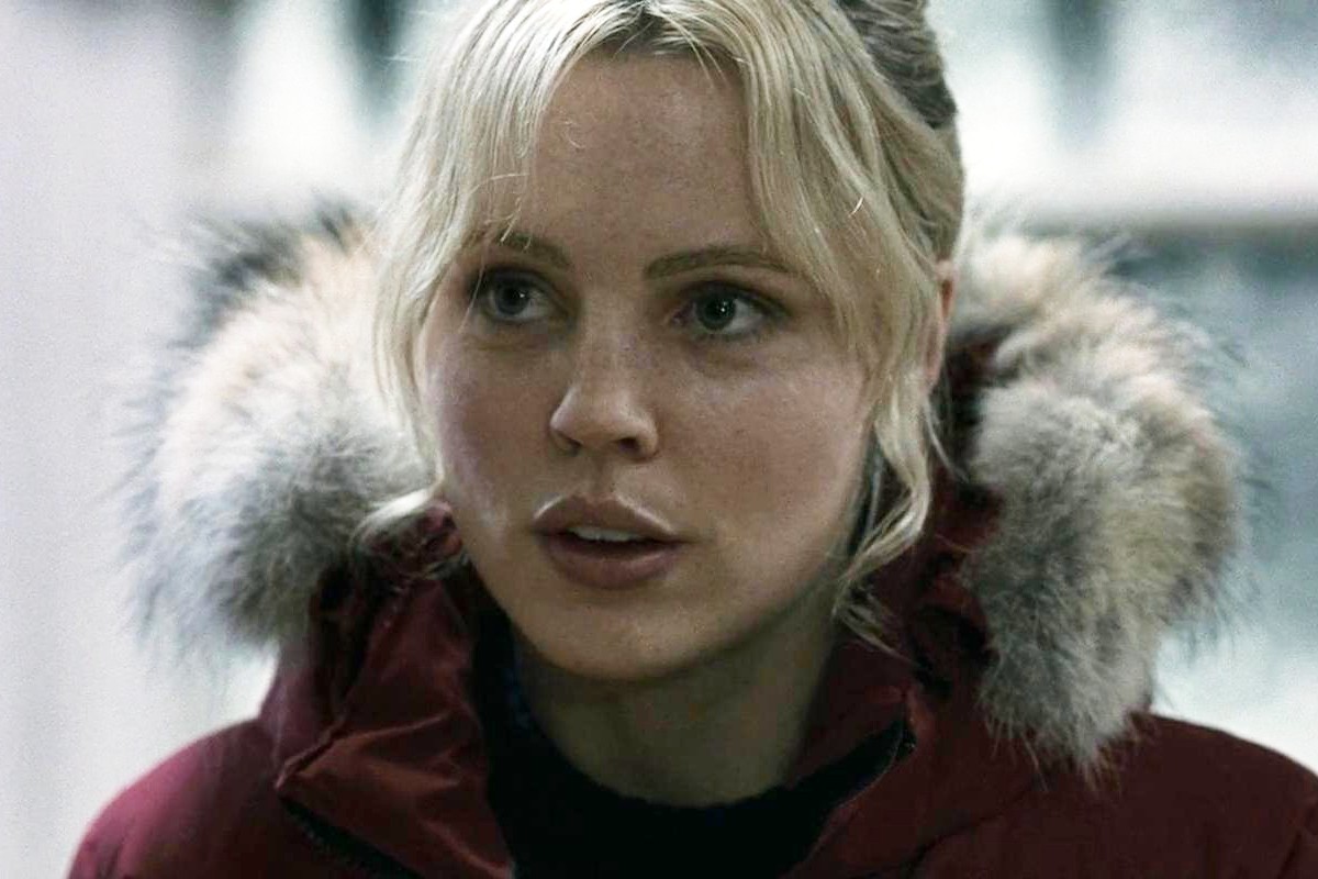 A blonde named Stella Oleson (Melissa George) stands around wearing snow gear in '30 Days of Night'
