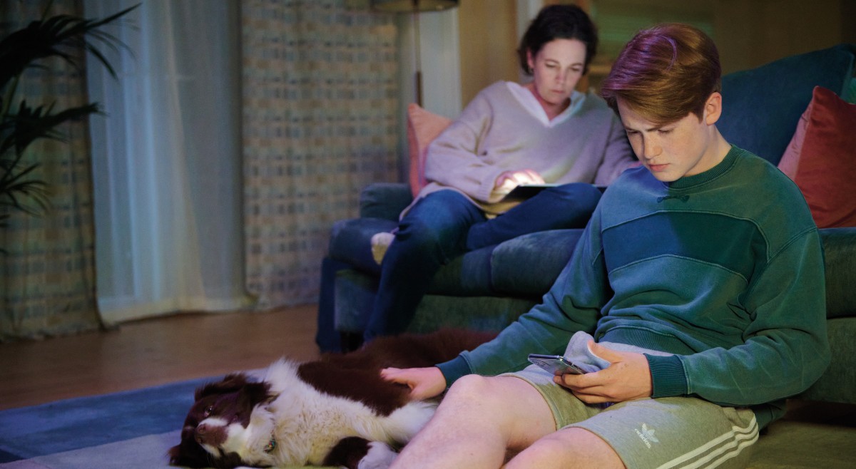 Nick and his mom hanging out together in Heartstopper.