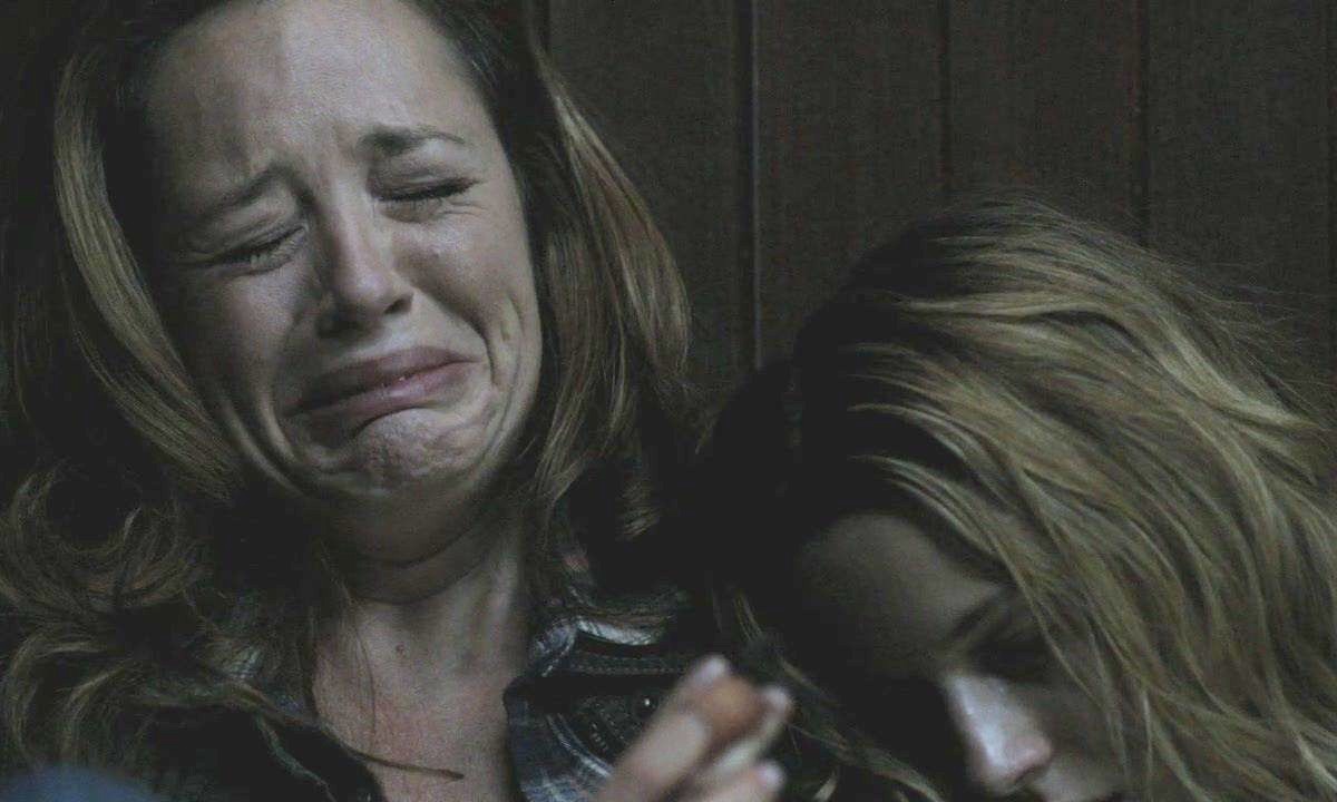 A mother crying over her daughter Jo (Alona Tal)'s death in "Supernatural" 