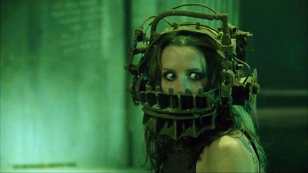 Amanda Young wearing the Reverse Beartrap on her head in Saw