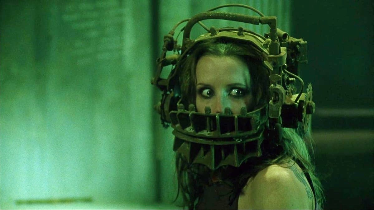 Amanda Young wearing the Reverse Beartrap on her head in Saw
