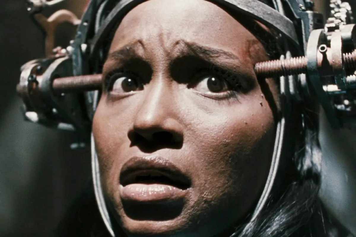 Simone (Tanedra Howard) in distress during her trap in Saw VI