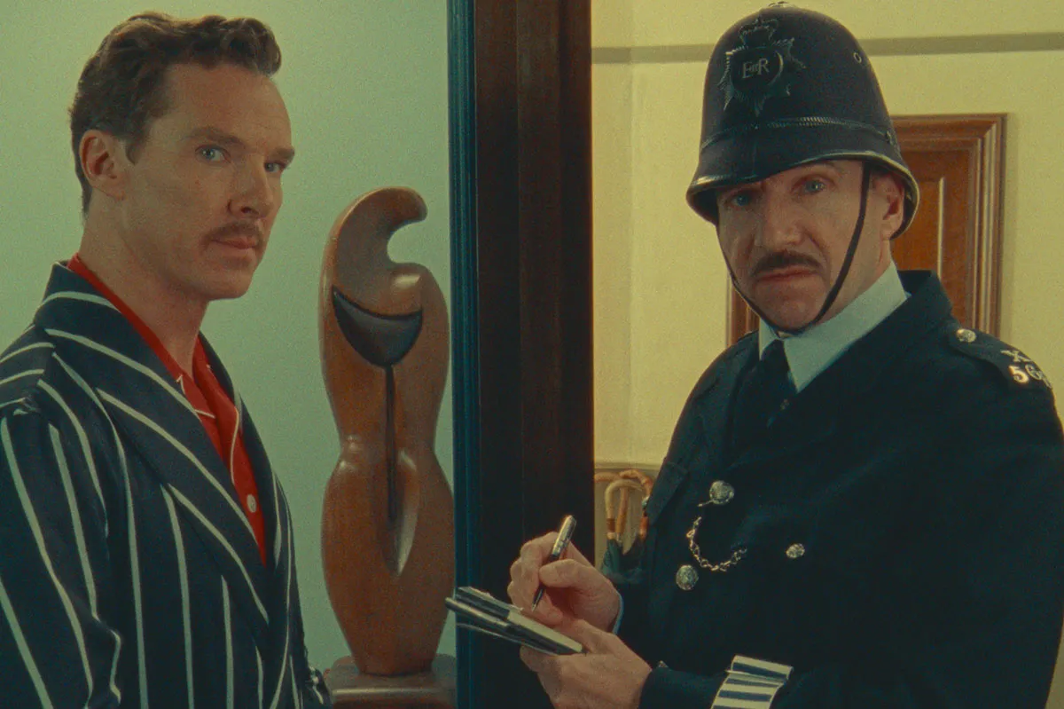 The Wonderful Story of Henry Sugar. (L-R) Benedict Cumberbatch as Henry Sugar and Ralph Fiennes as the policeman in The Wonderful Story of Henry Sugar. Cr. Netflix ©2023