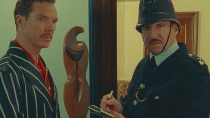 The Wonderful Story of Henry Sugar. (L-R) Benedict Cumberbatch as Henry Sugar and Ralph Fiennes as the policeman in The Wonderful Story of Henry Sugar. Cr. Netflix ©2023