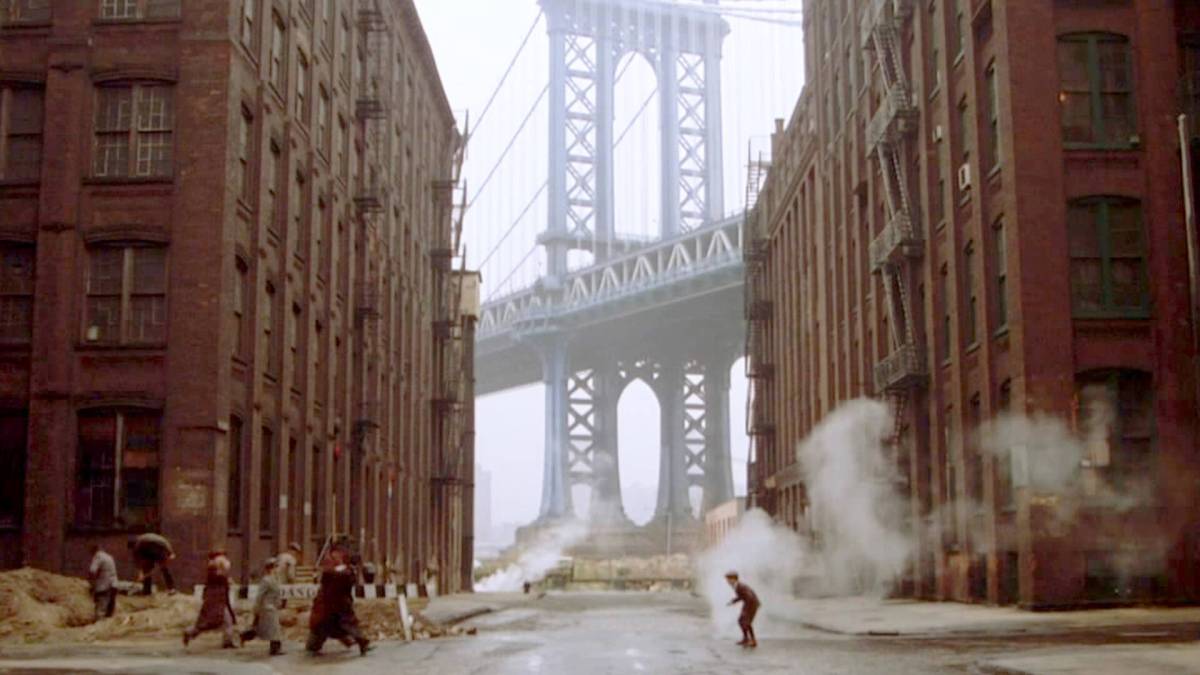 The brooklyn bridge in the 1920s from the view of the neighborhood below it