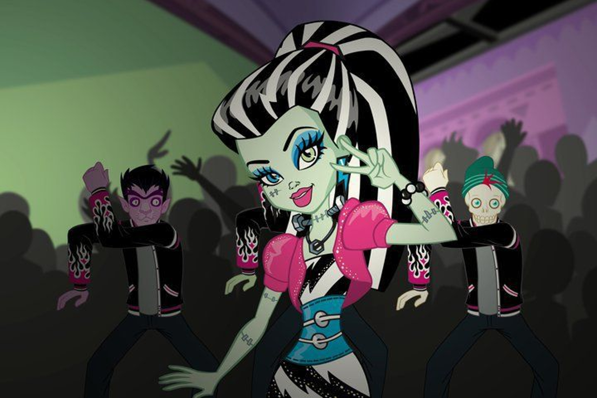 Monster High: New Ghoul at School; Frankie Stein, a grey skinned person with black and white hair, makes the peace sign in front of a shadowy crowd.