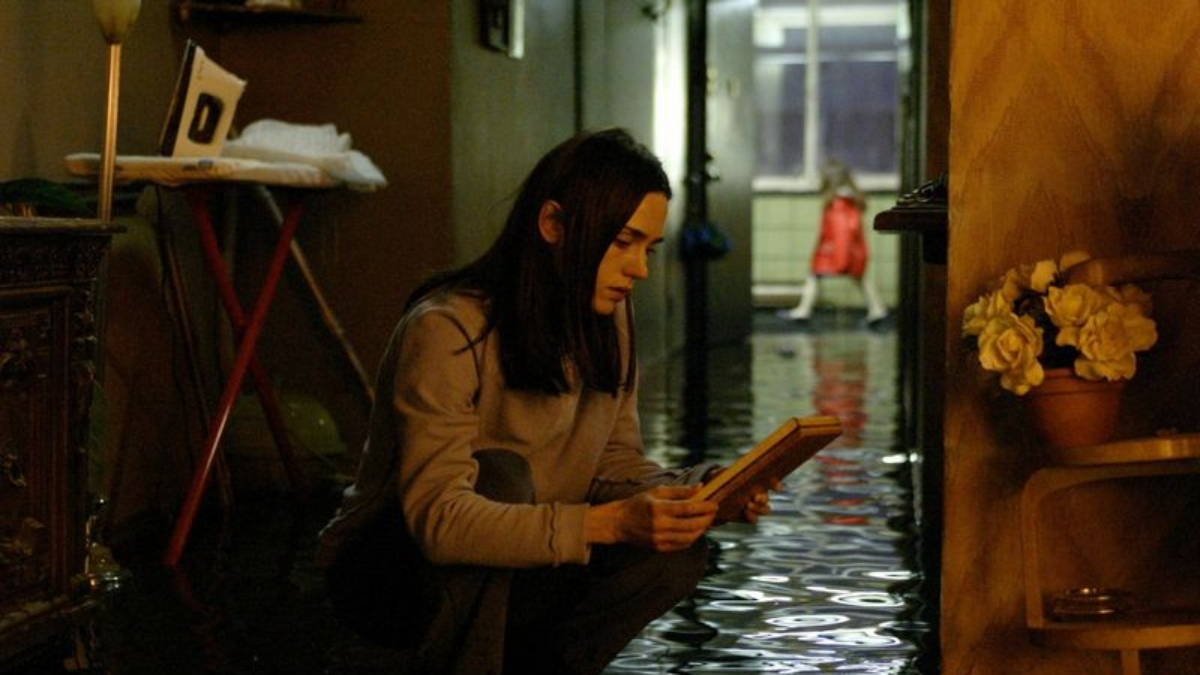 Jennifer Connelly inside a flooded apartment in Dark Water