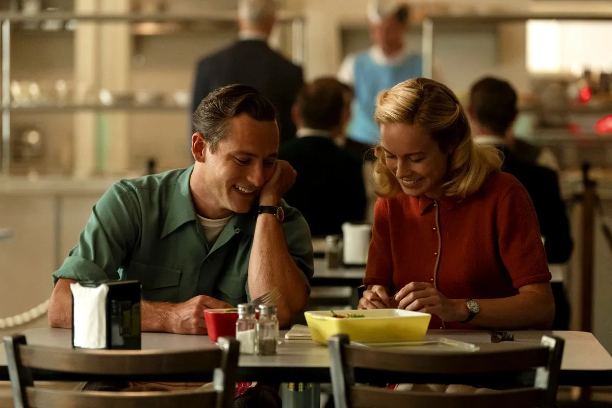 Lewis Pullman as Calvin Evans and Brie Larson as Elizabeth Zott in Lessons in Chemistry