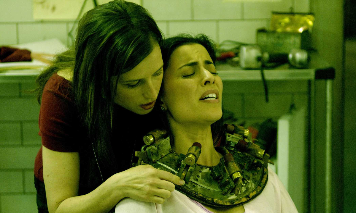 Amanda (Shawnee Smith) puts a deadly bomb collar around the neck of Lynn (Bahar Soomekh) in 'Saw III'
