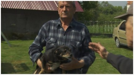 Ciapunio the cabbage-stealing dog and his owner being interviewed on the Polish series 'Sprawa dla reportera'.