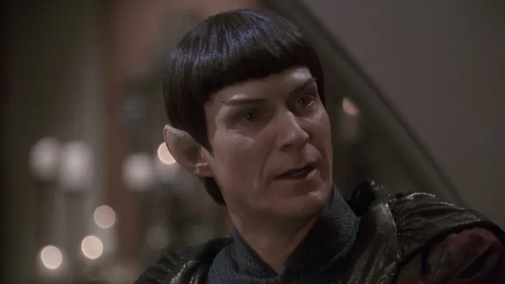 A screencap from the Star Trek: Enterprise episode 'Stigma", which shows Dr. Yuris turned to speak against the rest of the Vulcan doctors condemning mind melders.
