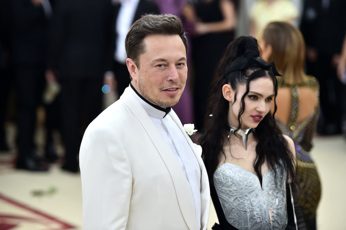 Elon Musk and Grimes enter the Met Gala