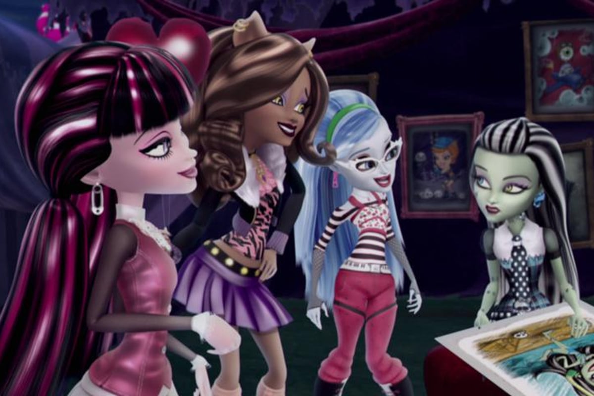 Monster High: Escape from Skull Shores; Draculaura, Clawdeen, Ghoulia, who has blue skin and hair, and Frankie, gather around a map.