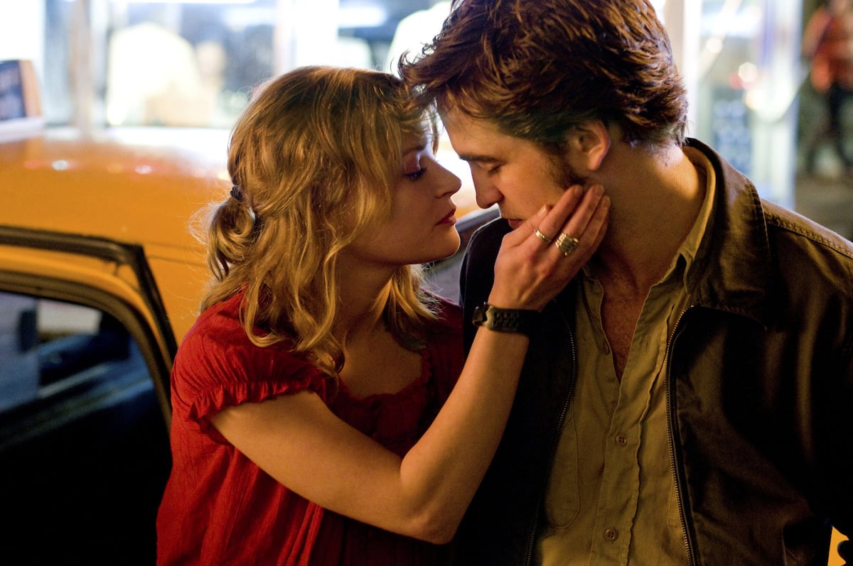 Robert Pattinson and Emilie de Ravin in Remember Me looking like they're going to kiss