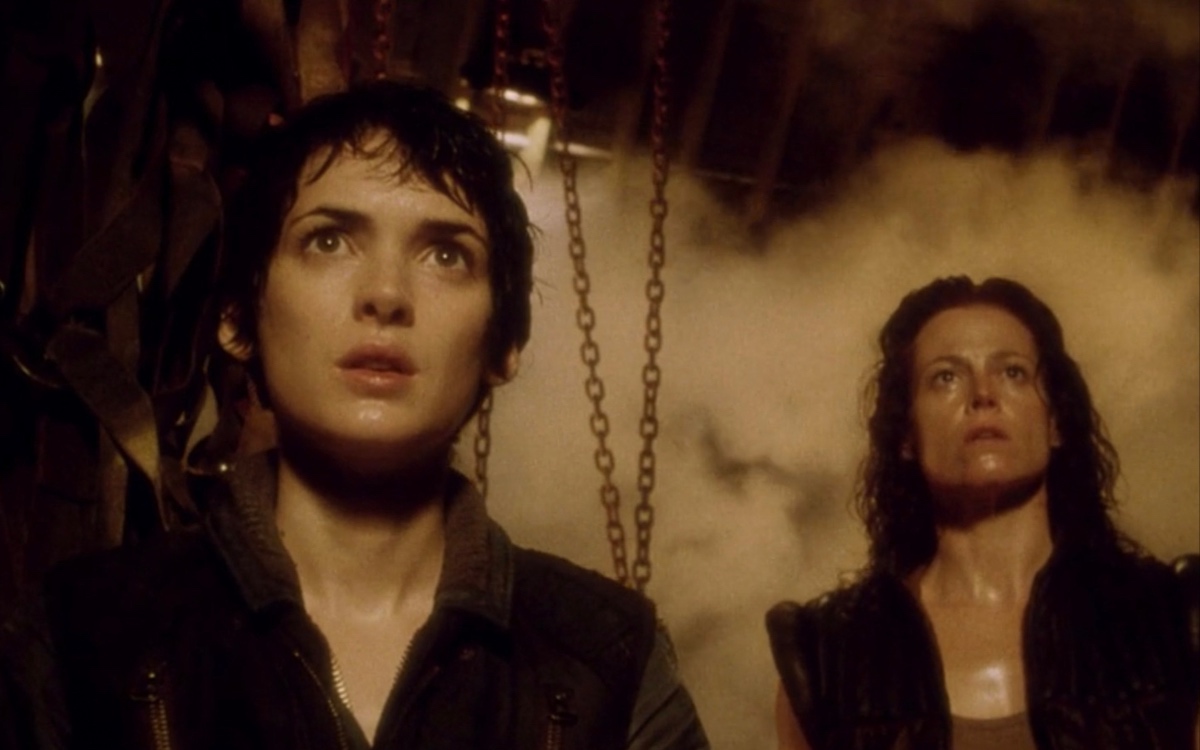Sigourney Weaver and Winona Ryder I Alien: Resurrection; two women dressed in black stand in a smokey room