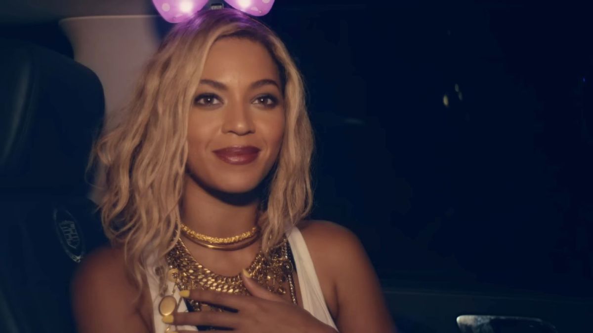 Beyoncé smiling in 'XO.' 