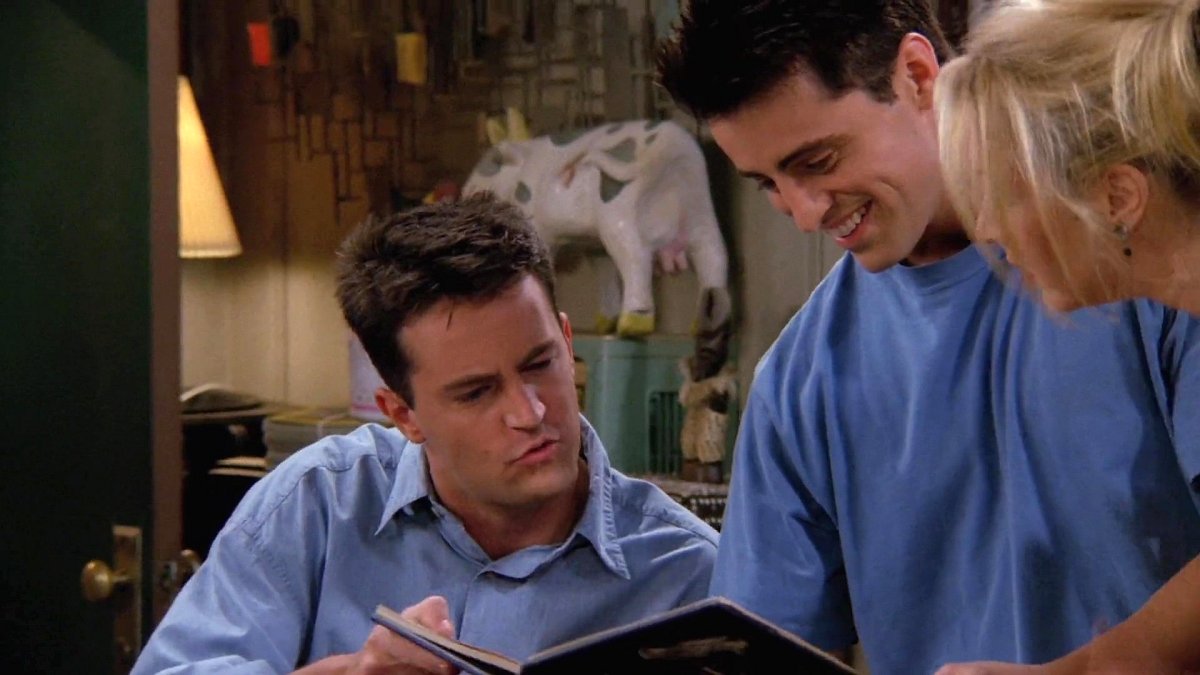 Matthew Perry, Matt LeBlanc and Lisa Kudrow in Friends "The One Where Heckles Dies" (NBC)
