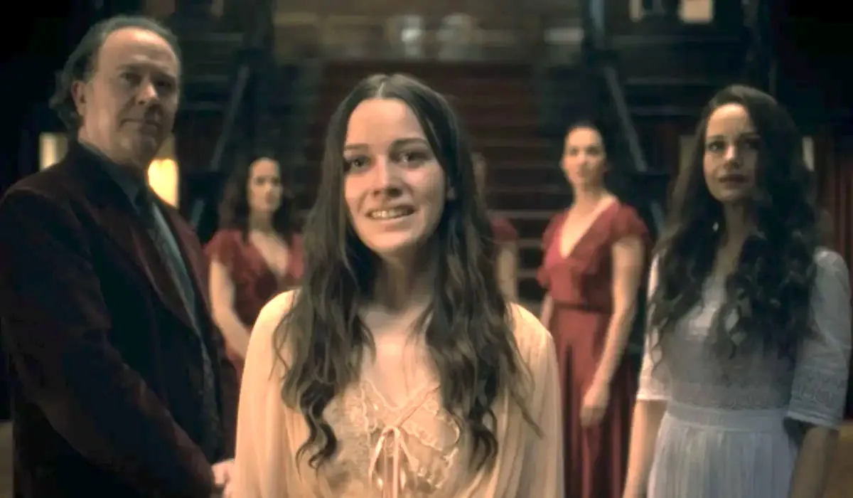 Timothy Hutton as Hugh Crain, Victoria Pedretti as Nell Crain, and Carla Gugino as Olivia Crain in The Haunting of Hill House