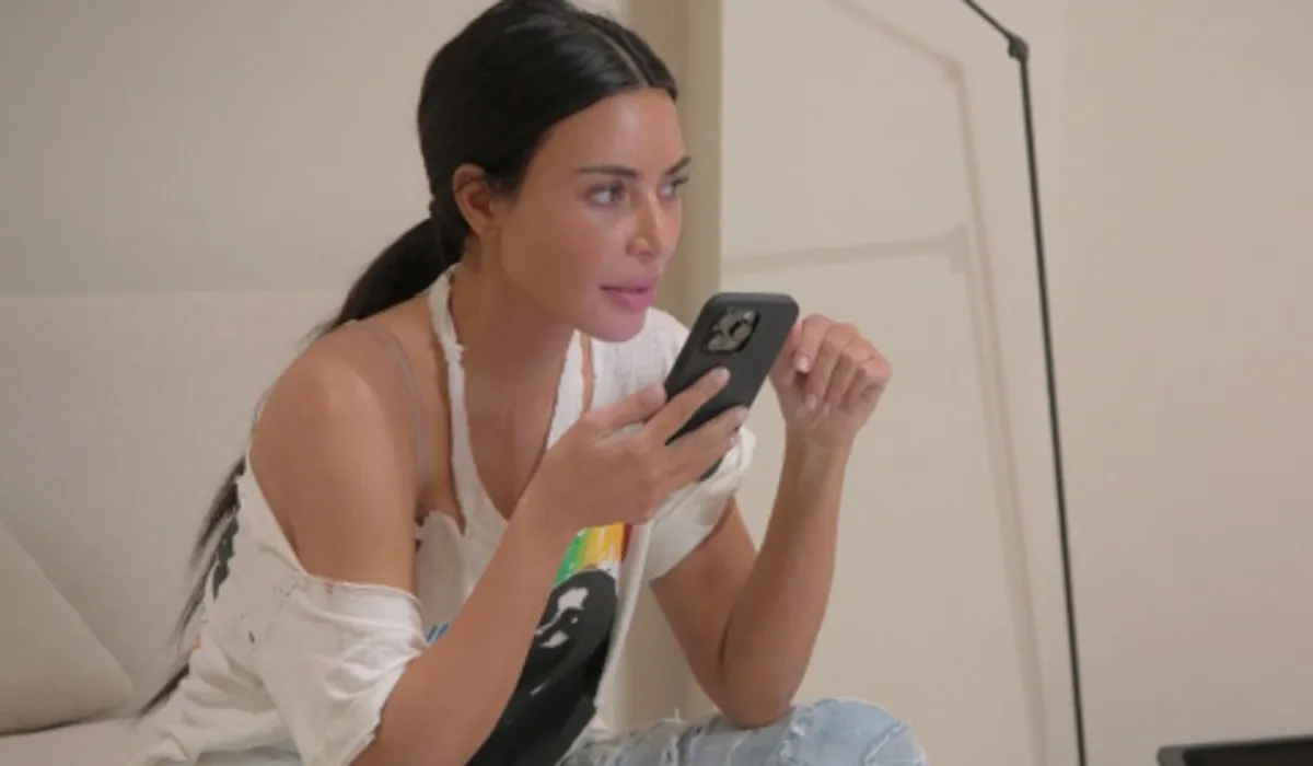 Kim Kardashian talks on the phone to her sister