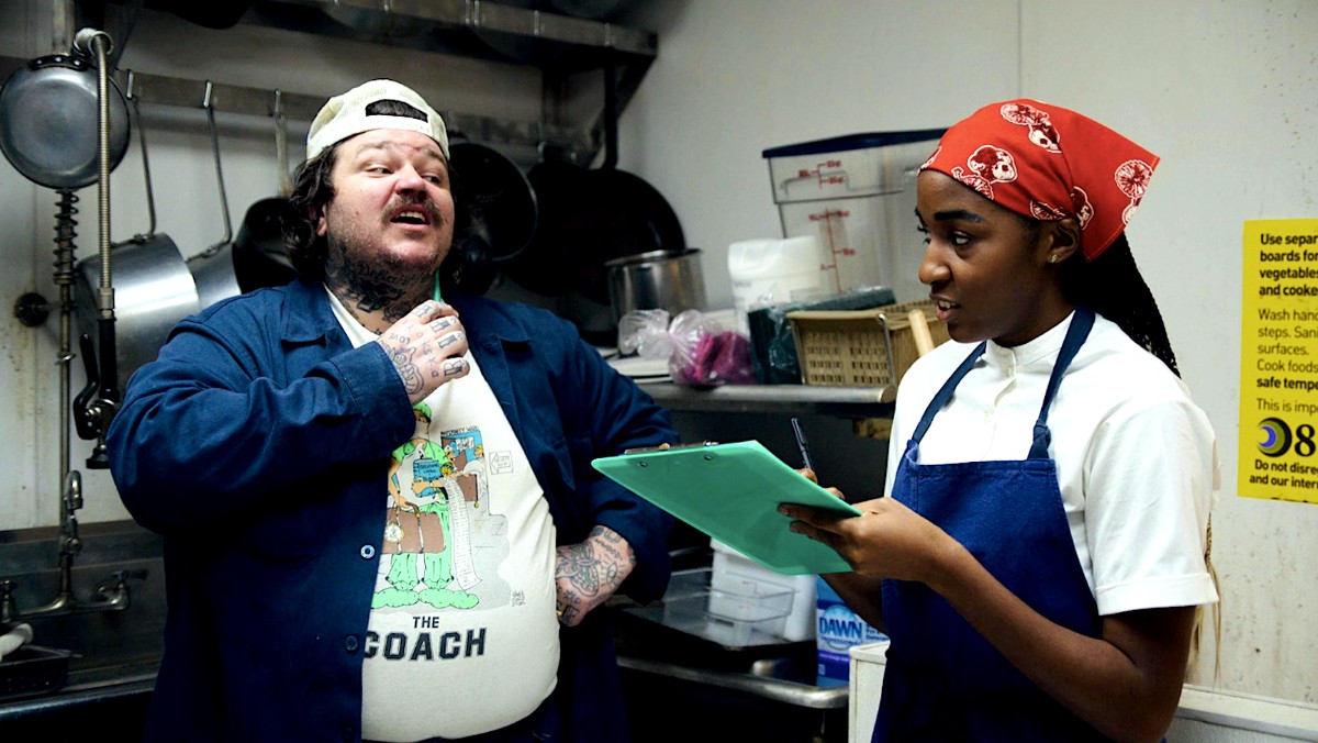 Matty Matheson as Neil and Ayo Edebiri as Sydney on The Bear