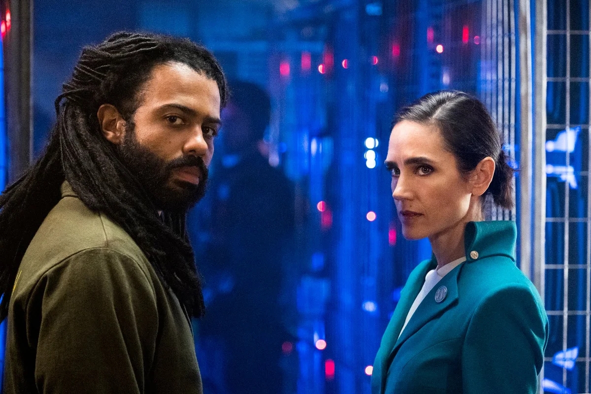 Photo of Melanie Caville (Jennifer Connelly) and Andre Layton (Daveed Diggs) in TNT's Snowpiercer TV series (2020-2023)
