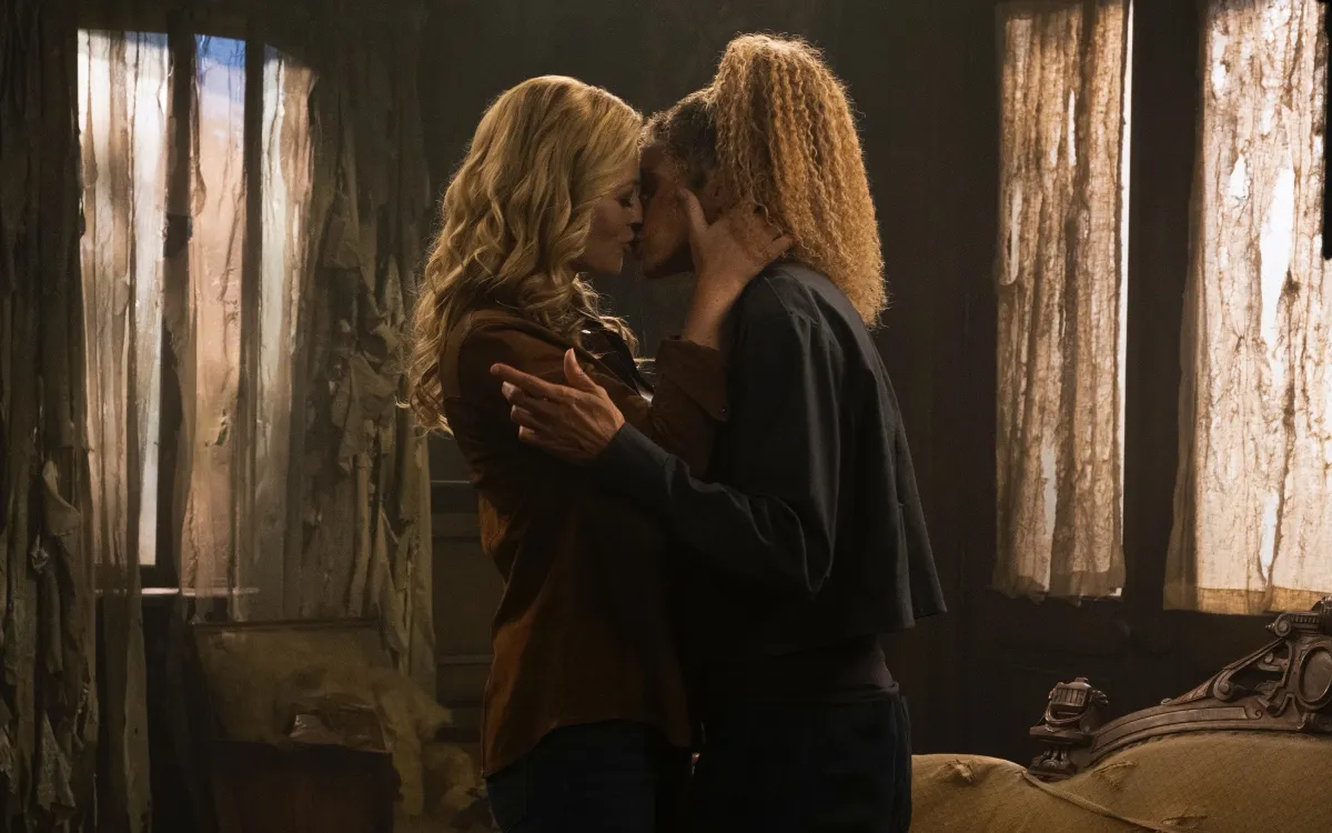 Seven of Nine (Jeri Ryan) and Rafi (Michelle Hurd) kiss in Star Trek: Picard