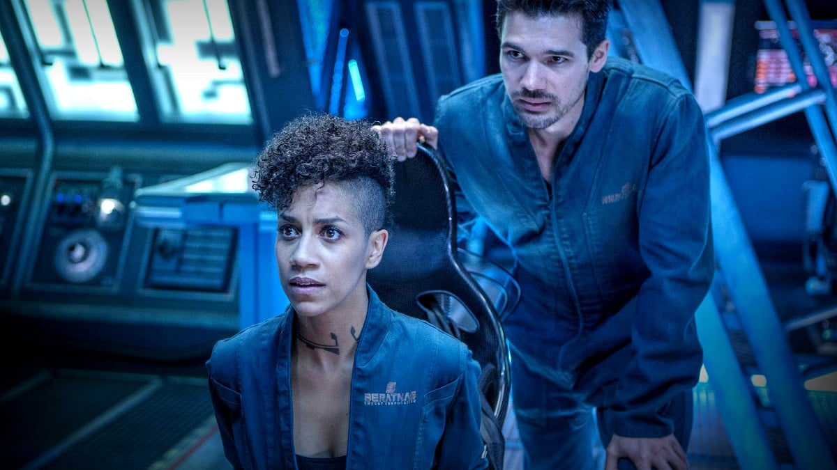 Steven Strait as James Holden and Dominique Tipper as Naomi Nagata in The Expanse