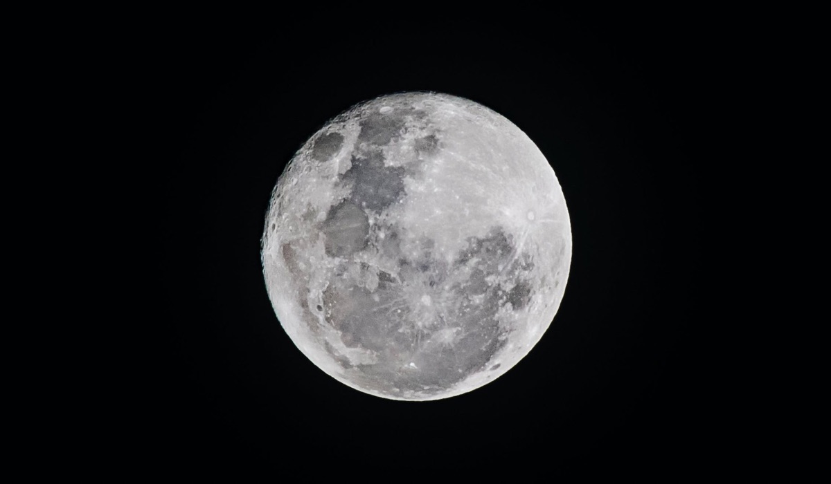 A picture of the Moon surrounded by blackness 