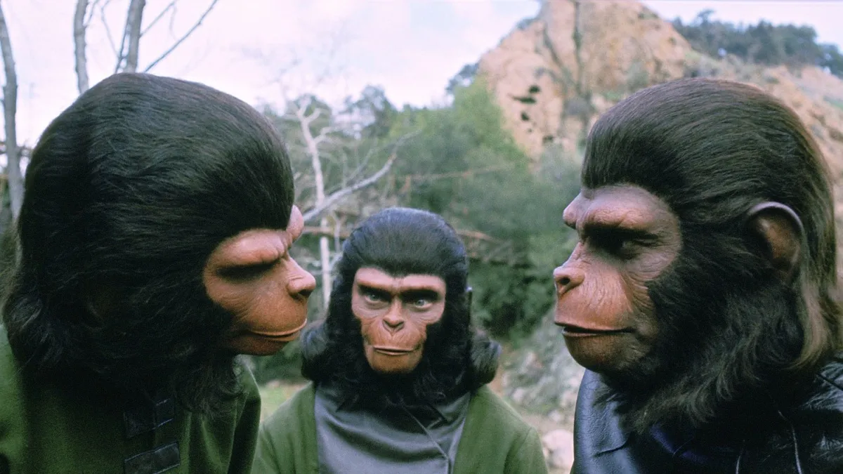 Three apes discussing something in "Battle for the Planet of the Apes"