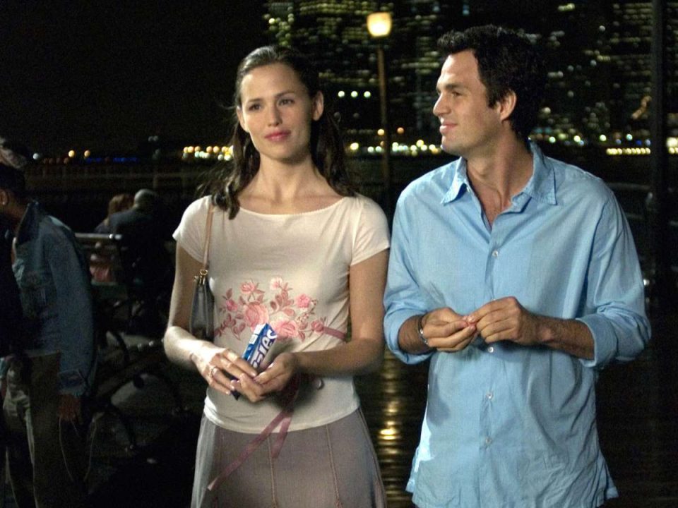 Jennifer Garner as Jenna Rink and Mark Ruffalo as Matt Flamhaff in '13 Going on 30' eating candy and walking down the street.
