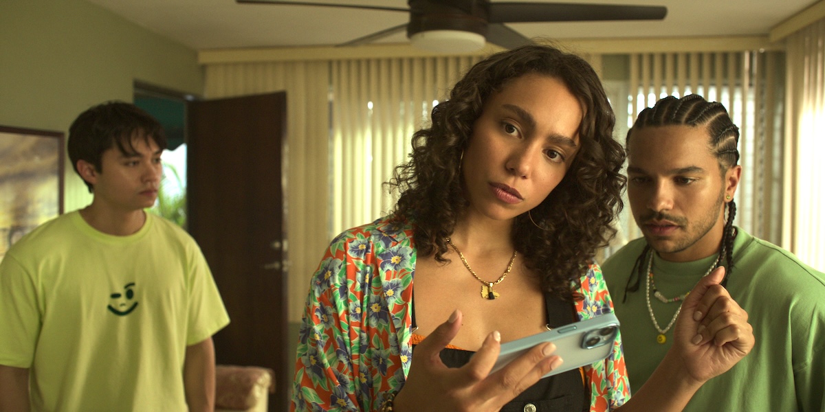 NEON. (L to R) Jordan Mendoza as Felix, Emma Ferreira as Ness, Tyler Dean Flores as Santi in NEON. Cr. Courtesy of Netflix © 2023