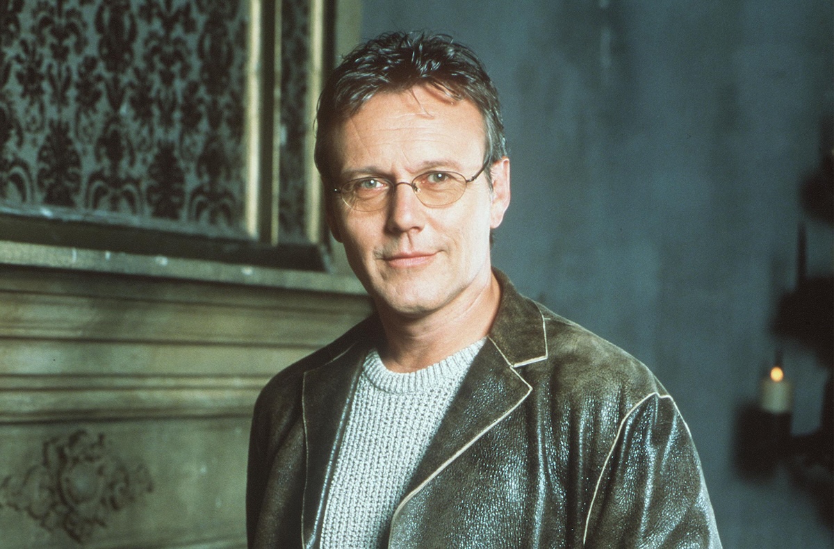 370100 09: Anthony Stewart Head as Rupert Giles stars in 20th Century Fox's "Buffy The Vampire Slayer Year 5." (Photo by Online USA)