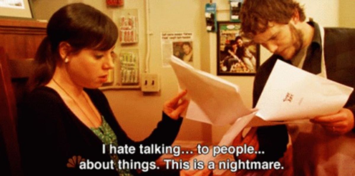 April Parks and Rec filminden bir ekran görüntüsü şöyle diyor: "İnsanlarla bir şeyler hakkında konuşmaktan nefret ediyorum.  Ne kabustu ama."