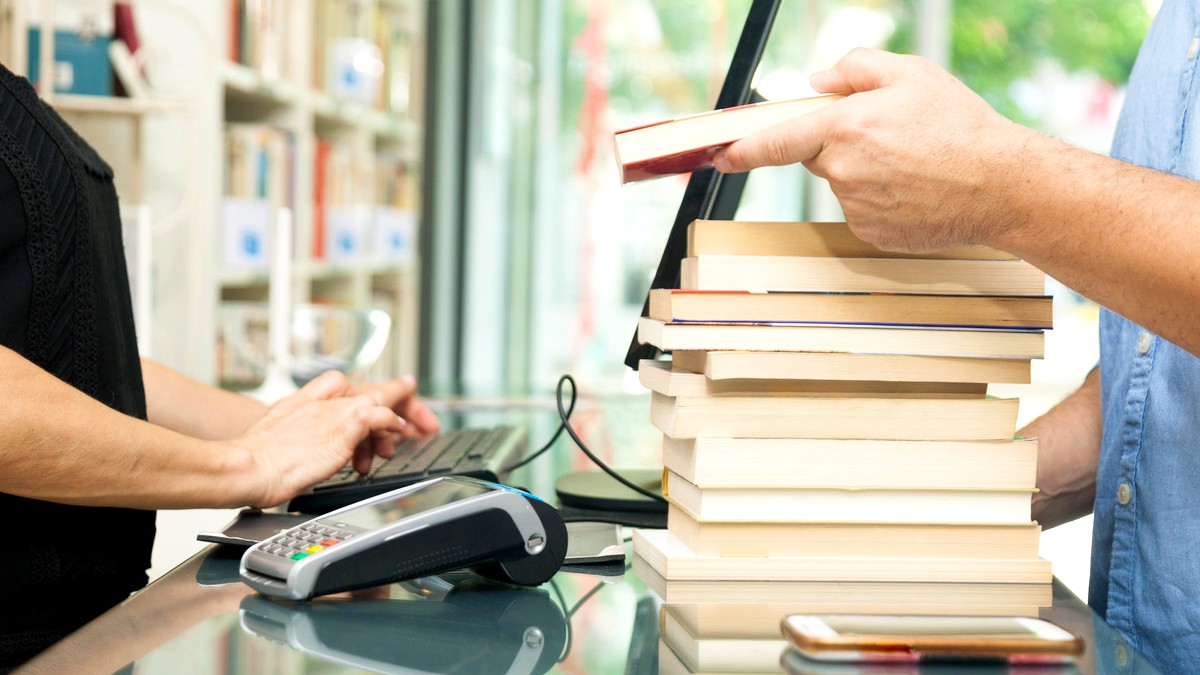 A customer checking out books