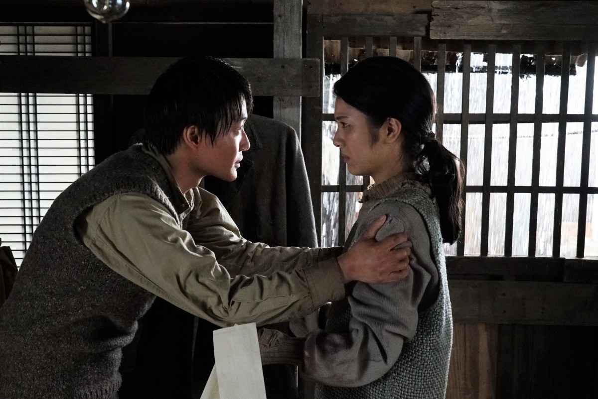 Ryunosuke Kamiki as Kōichi Shikishima and Minami Hamabe as Noriko Ōishi in Godzilla Minus One