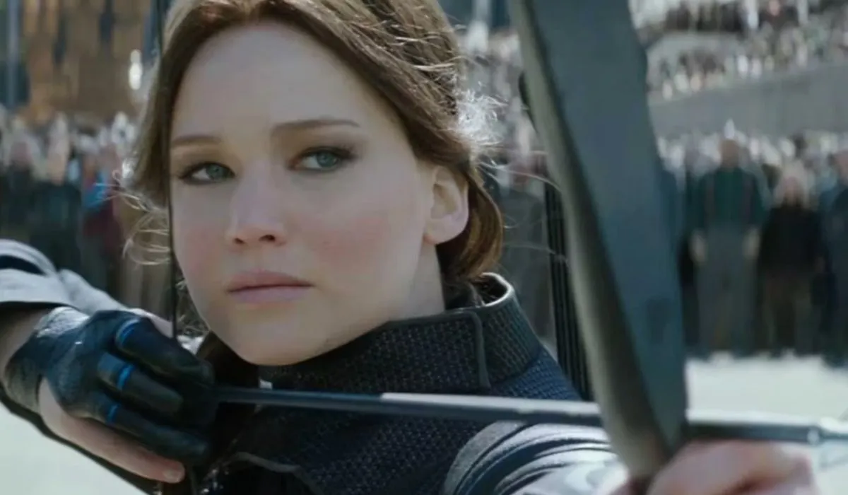Katniss Everdeen, played by Jennifer Lawrnce, knocks her arrow ahead of what everyone believed to be the execution of President Snow in Mockingjay Part 2