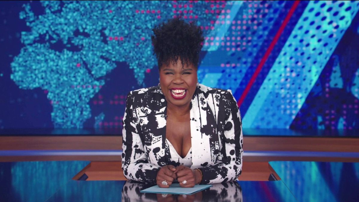 Leslie Jones behind the desk on 'The Daily Show.'
