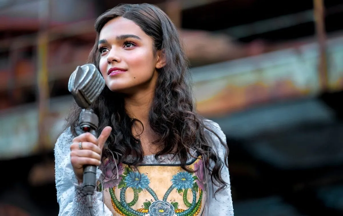 Rachel Zegler as Lucy Gray Baird holding a microphone in 'The Hunger Games The Ballad of Songbirds and Snakes.'