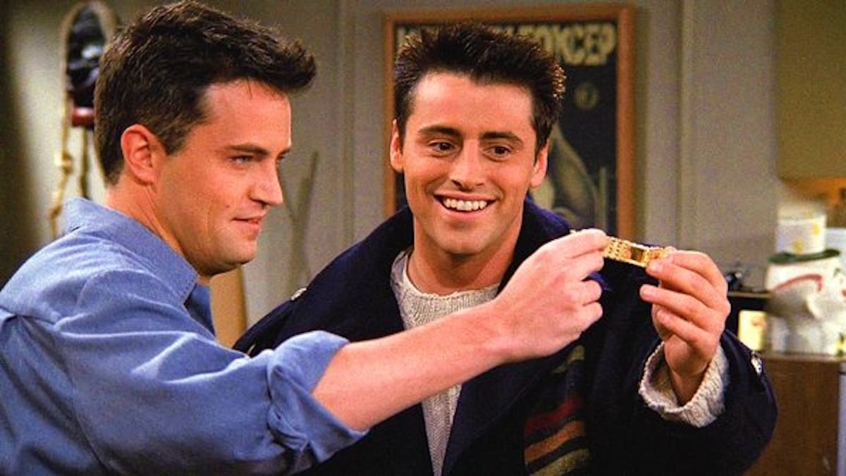 Matthew Perry as Joey and Matt LeBlanc as Joey in a scene together on 'Friends'