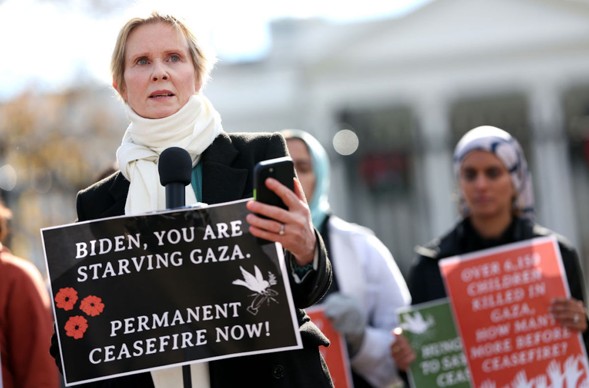 Cynthia Nixon holds a sign reading "Biden, you are starving Gaza. Permanent ceasefire now!"